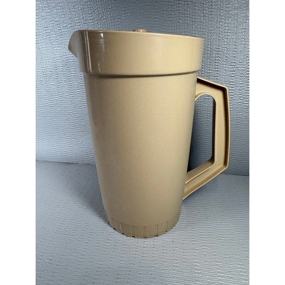 Vintage Tupperware‎ 2 Quart Pitcher Almond Tan Push Button Lid 800-5 Made in USA